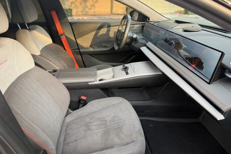 Used  E8 2024 620 km All-Wheel-Drive Dragon Edition
