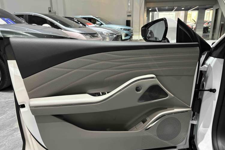 Used  Galaxy 8 2025 130km EM-i Deluxe Edition
