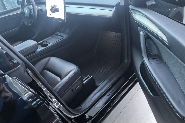 Used Tesla Model Y 2023 Long-Range All-Wheel-Drive Version
