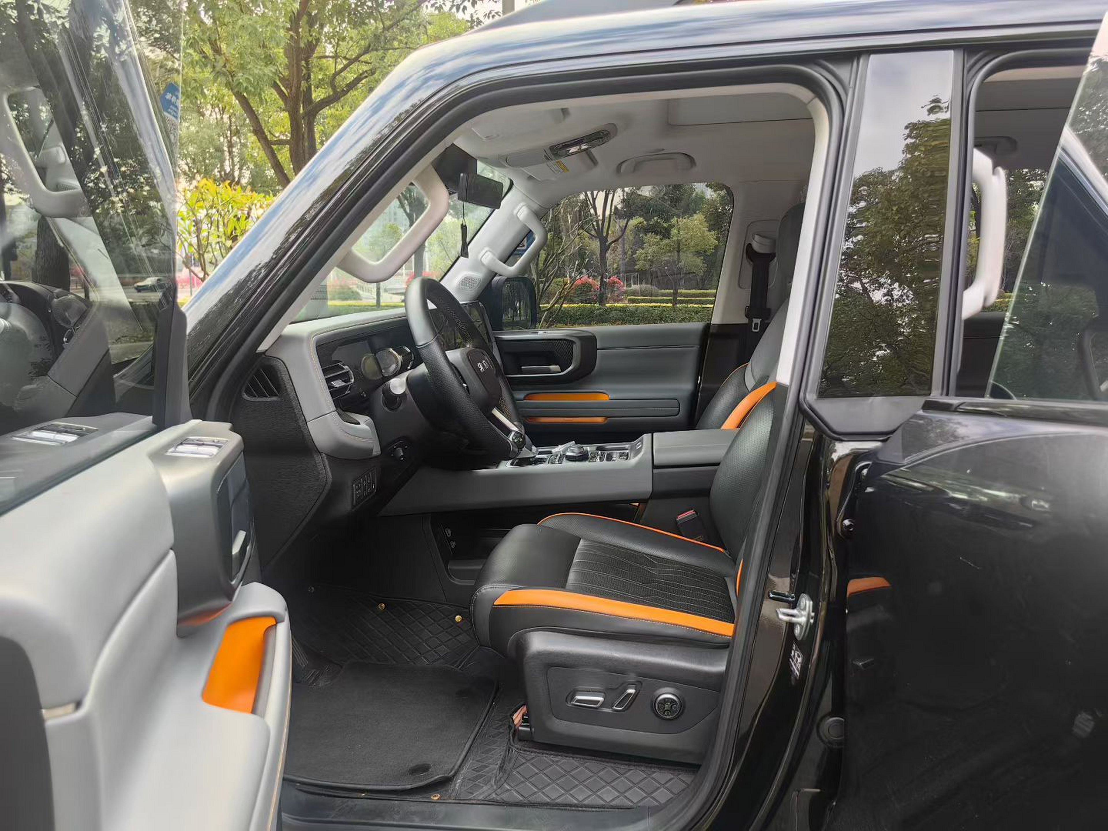 المقاعد الأمامية داخل السيارة