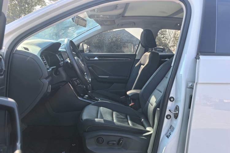 Used Volkswagen T-ROC 2022 280TSI DSG Two-Wheel Drive Comfort PLUS
