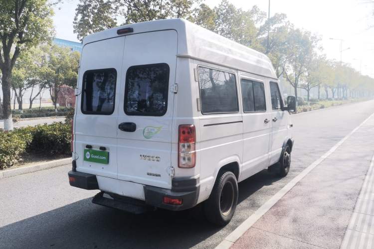 Used Iveco Daily 2020 2.5T A35 Passenger Van with Dual Tires Mid-Roof Design 5-9 Seater China V Emission Standard