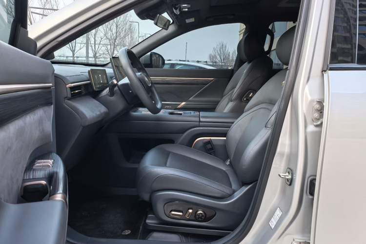 Used  eπ008 2024 210Max Range-Extended Version 6 Seats