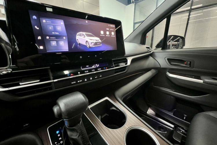 Used Toyota Granvia 2024 2.5L Hybrid Luxury Edition
