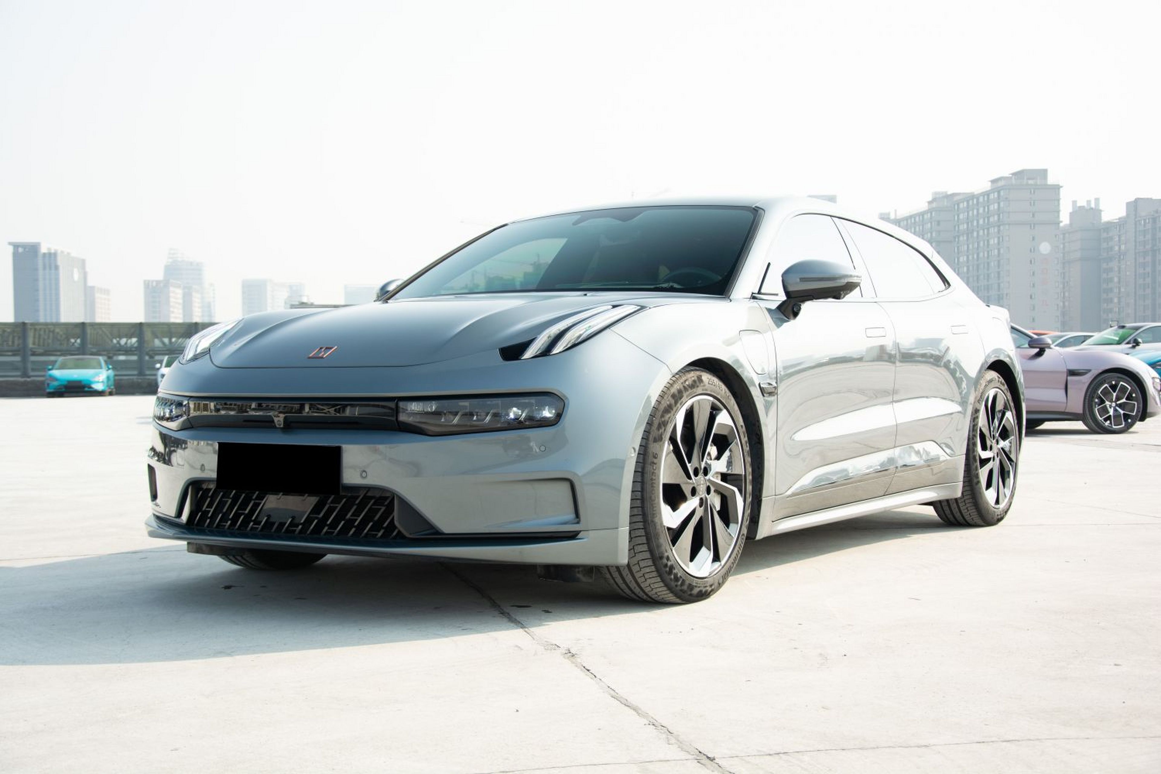 Под передней частью автомобиля