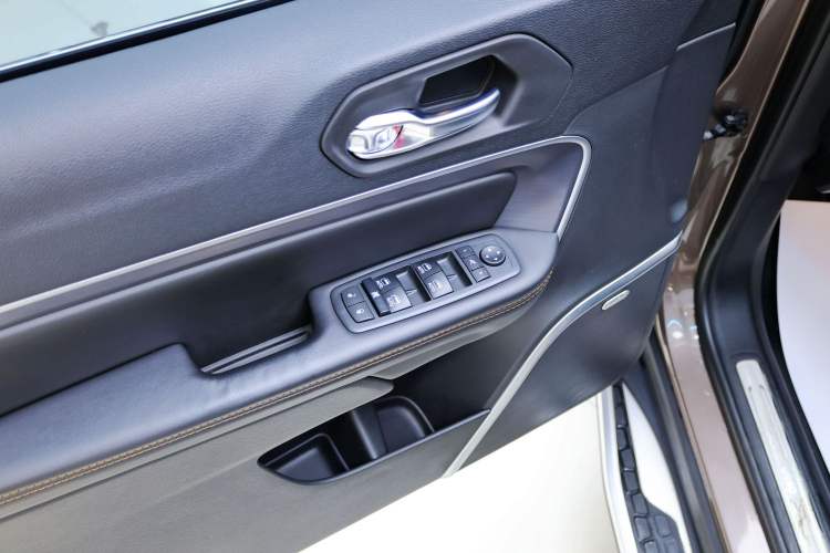 Used  Grand Commander 2018 2.0T Four-Wheel Drive Smart Enjoyment Version China V Emission Standard
