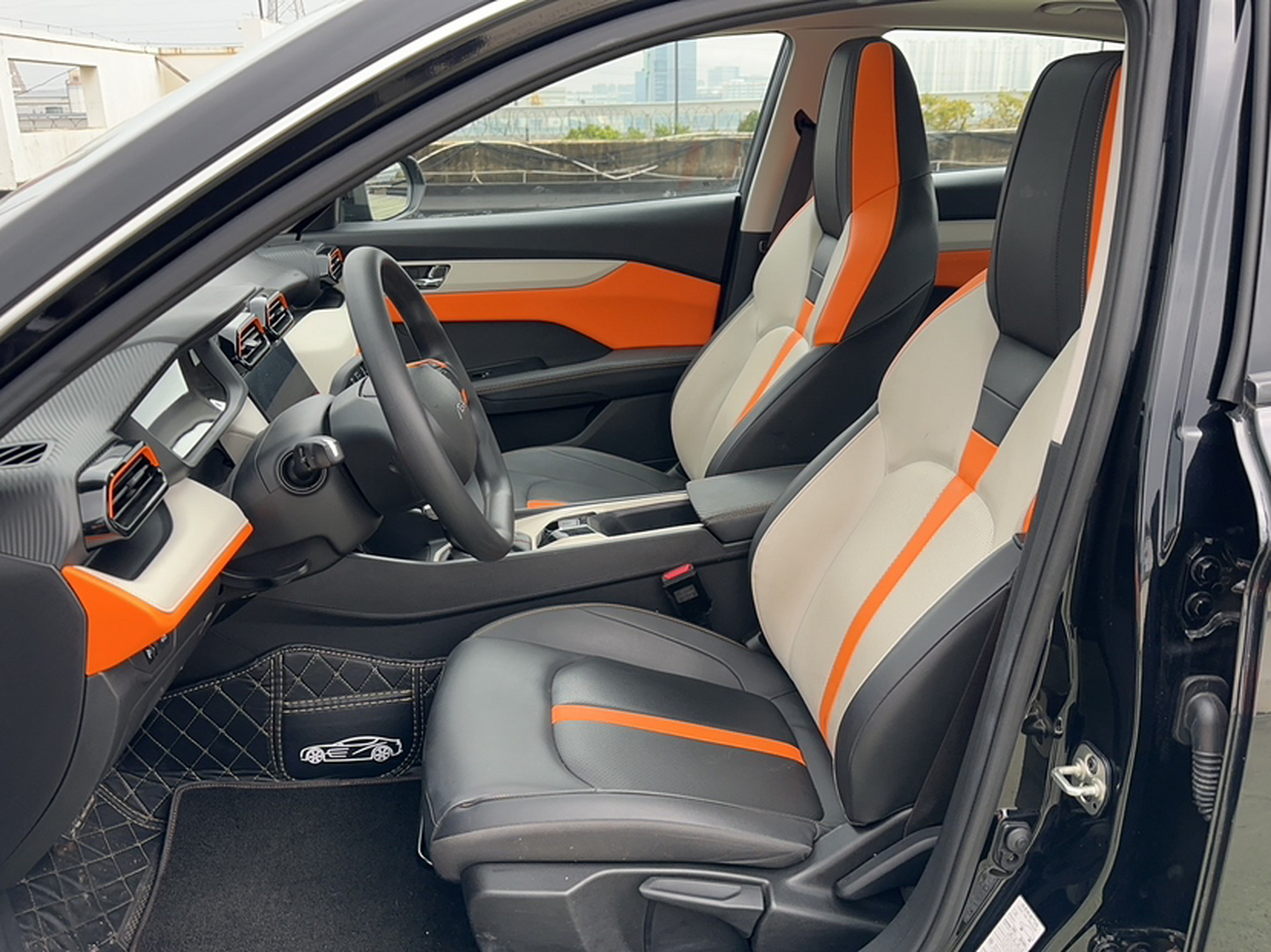 المقاعد الأمامية داخل السيارة