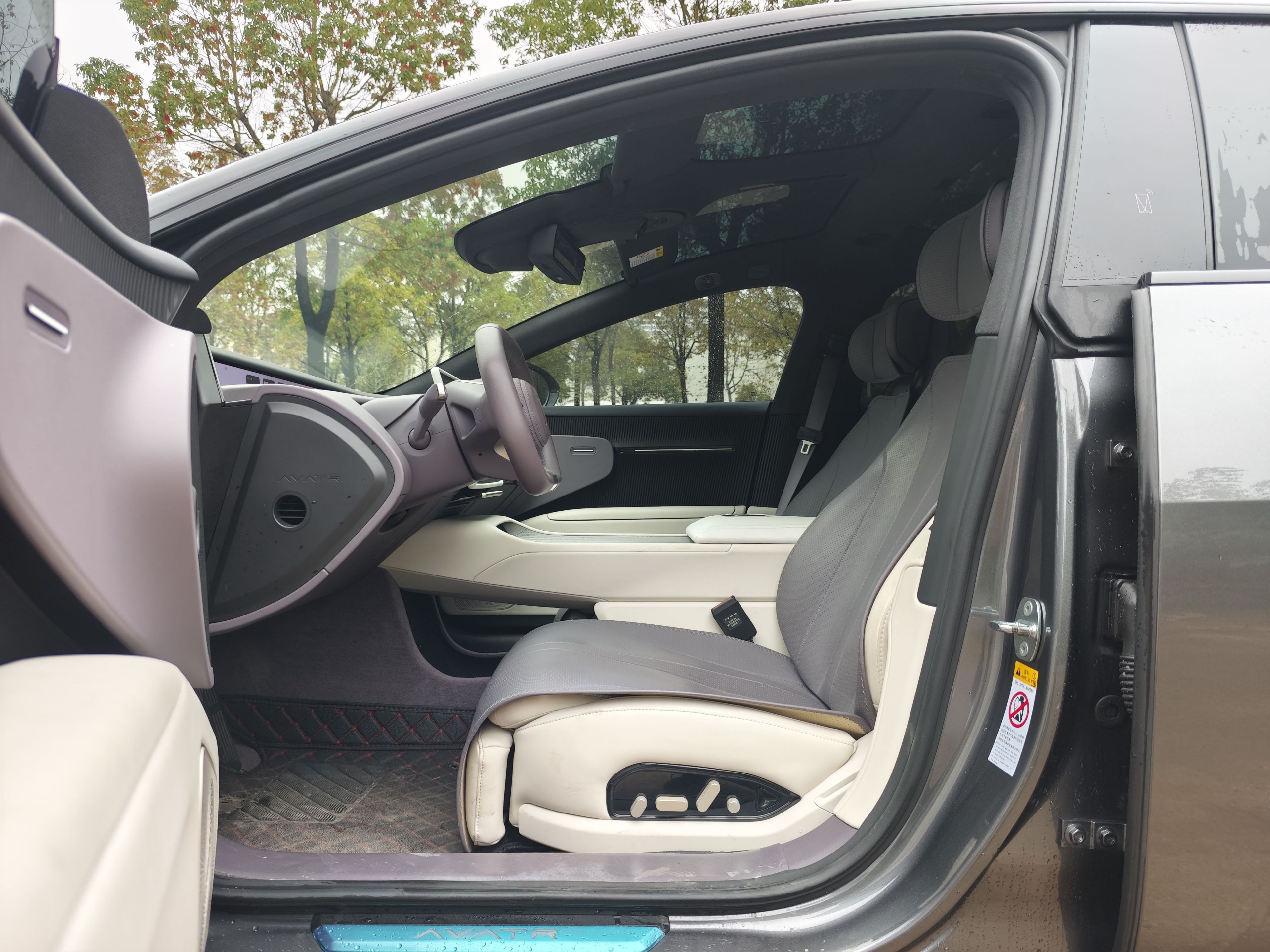 Переднее сиденье в автомобиле