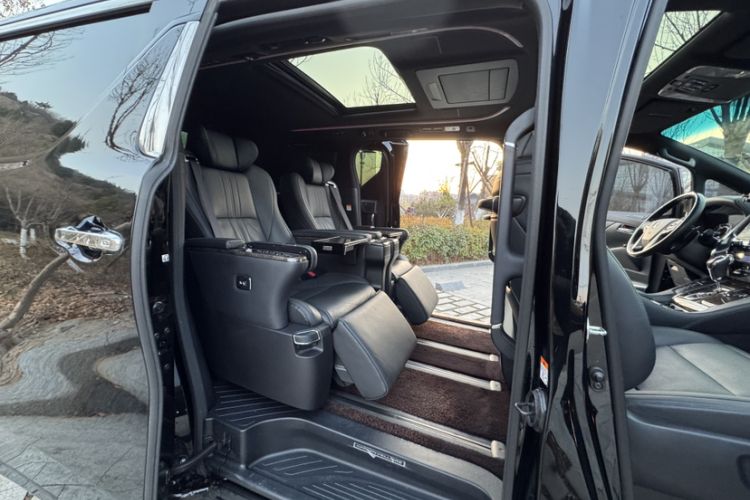 Used Toyota Vellfire 2023 Crown Dual-Engine 2.5L HV Prestige Edition
