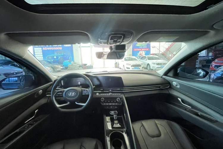 Used Hyundai Elantra 2023 1.5L CVT LUX Prestige Edition
