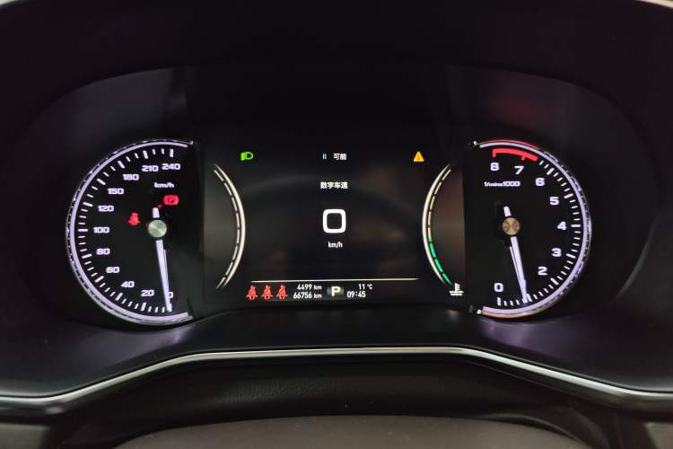 Used Roewe RX8 2018 30T Smart Connectivity Two-Wheel Drive Flagship Edition
