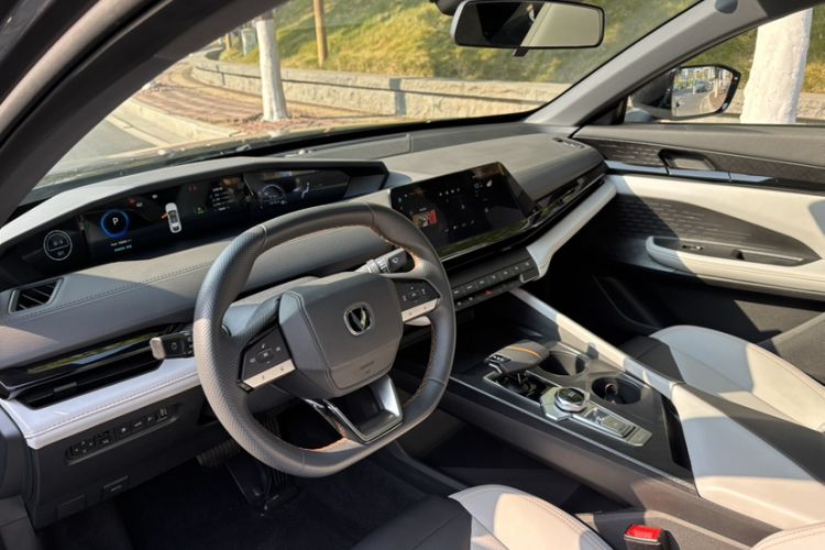 Used Changan UNI-V iDD 2024 Blue Whale Smart Electric iDD 136km ZhiKu Model