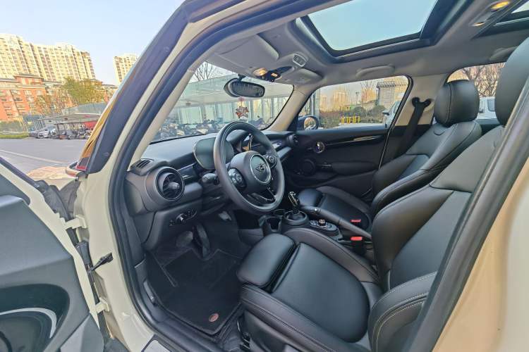 Used  MINI 2021 1.5T COOPER Classic Edition Five-Door Version
