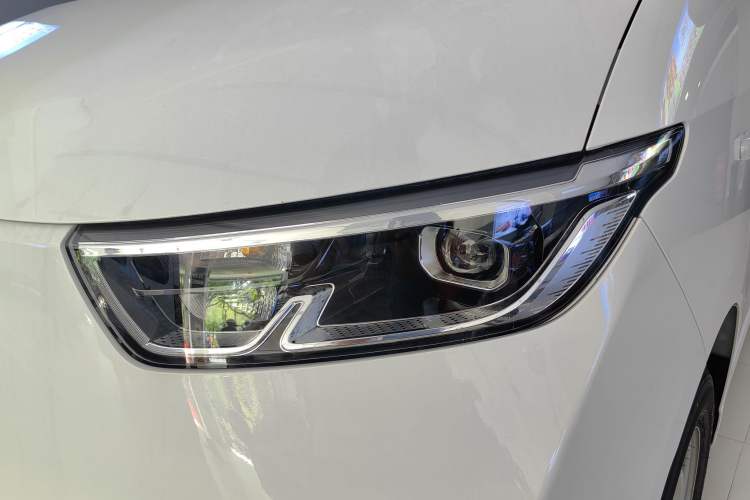 Used Wuling Yangguang 2024 300KM Comfort Version Passenger Van 75kW
