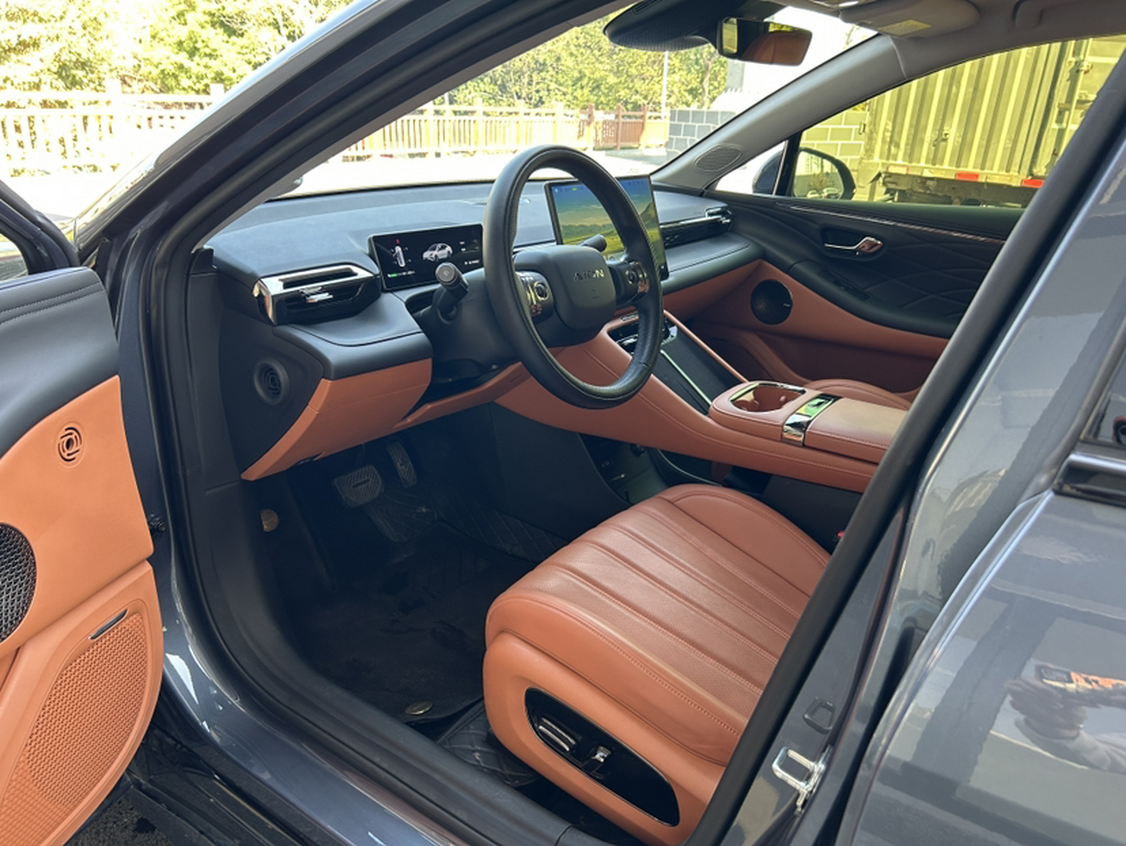 Переднее сиденье в автомобиле