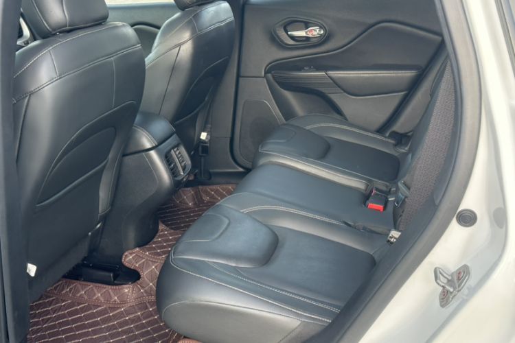 Used  Cherokee 2017 2.4L Leading Smart Edition
