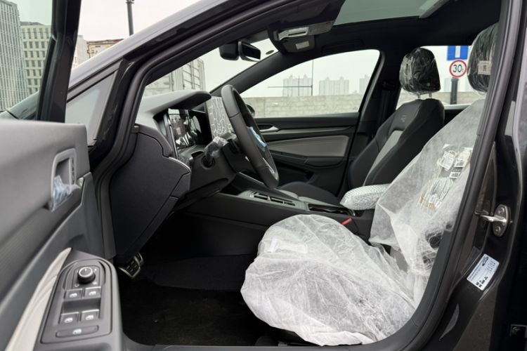 Used Volkswagen Golf 2025 Facelift 300TSI R-Line
