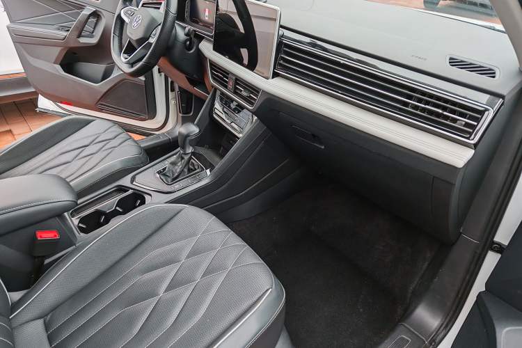 Used Volkswagen Tiguan L 2024 300TSI Automatic Two-Wheel Drive Smart Edition