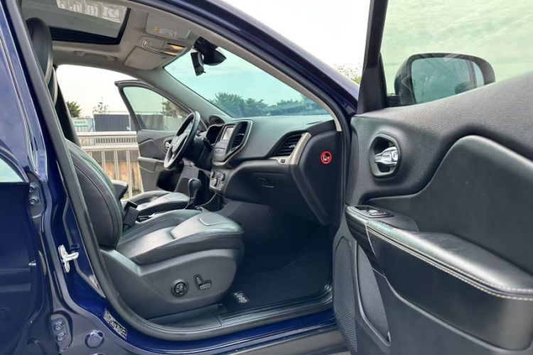 Used  Cherokee 2016 2.4L Leading Edition
