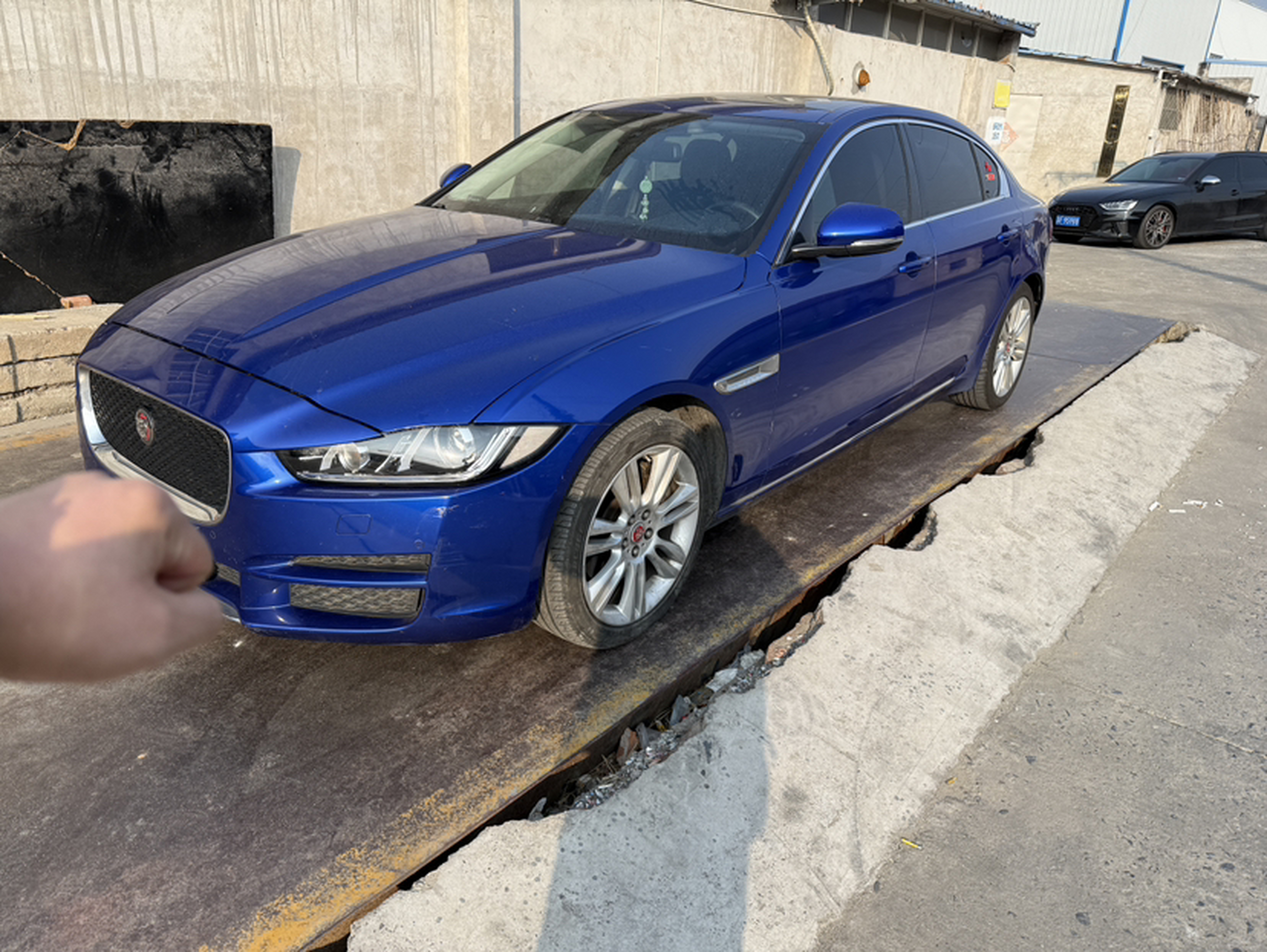 Под передней частью автомобиля