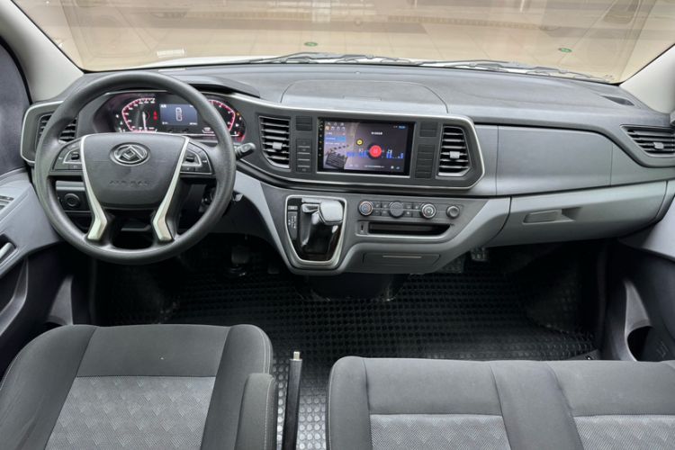 Used SAIC MAXUS Xintu V80 2024 Aotong 6AMT Short-Wheelbase Ultra-Low Roof 127 Ps 5/6 Seats
