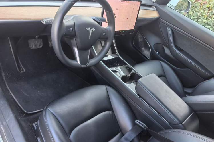 Used Tesla Model 3 2019 Long-Range All-Wheel-Drive Version
