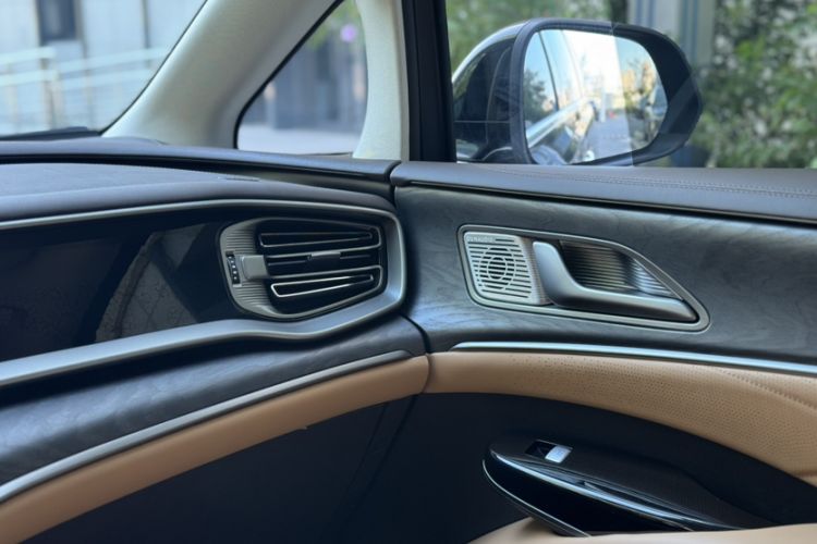 Used Denza D9 2024 DM-i 1050 Luxury Model
