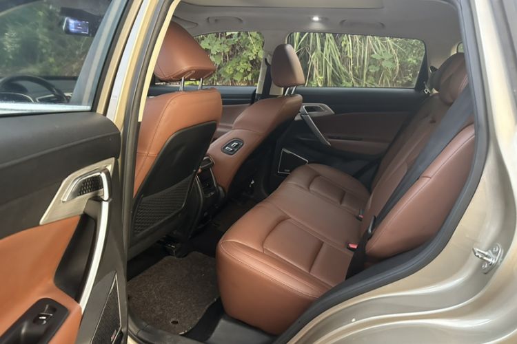 Used Geely Auto Emgrand X7 Sport 2018 1.8TD Automatic Two-Wheel Drive ZhiZun Model with 4G Connectivity
