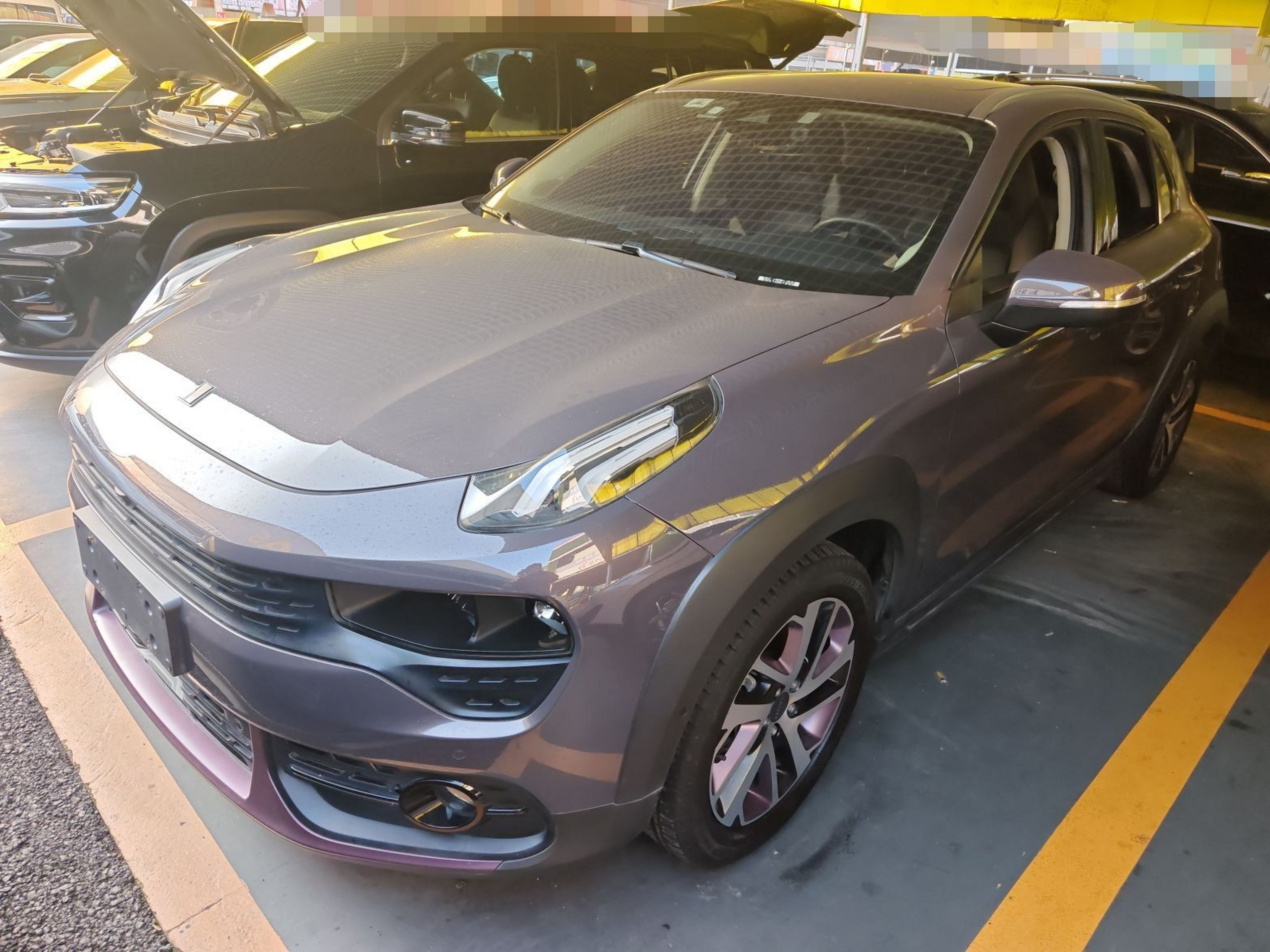 تحت مقدمة السيارة