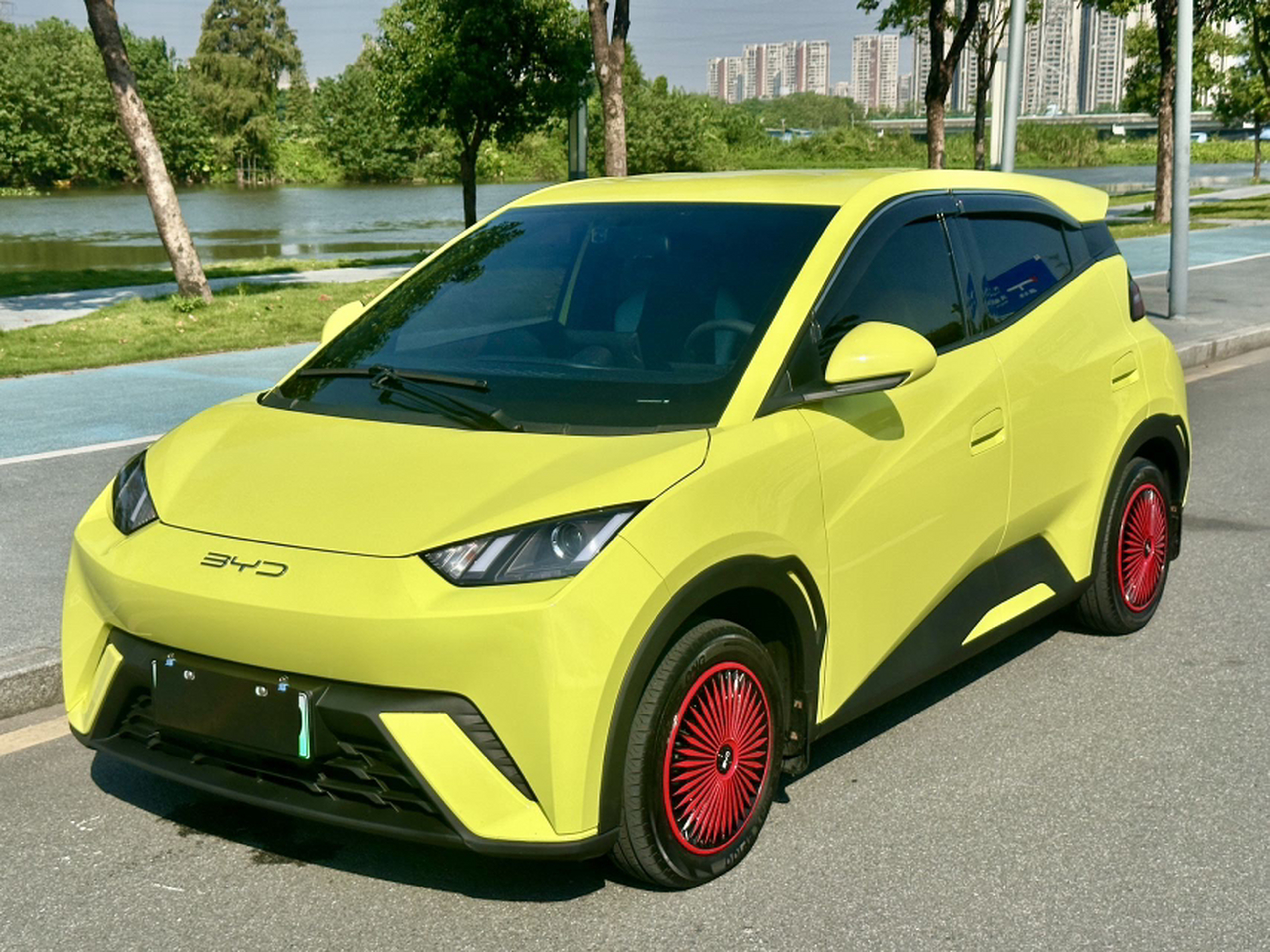 Под передней частью автомобиля