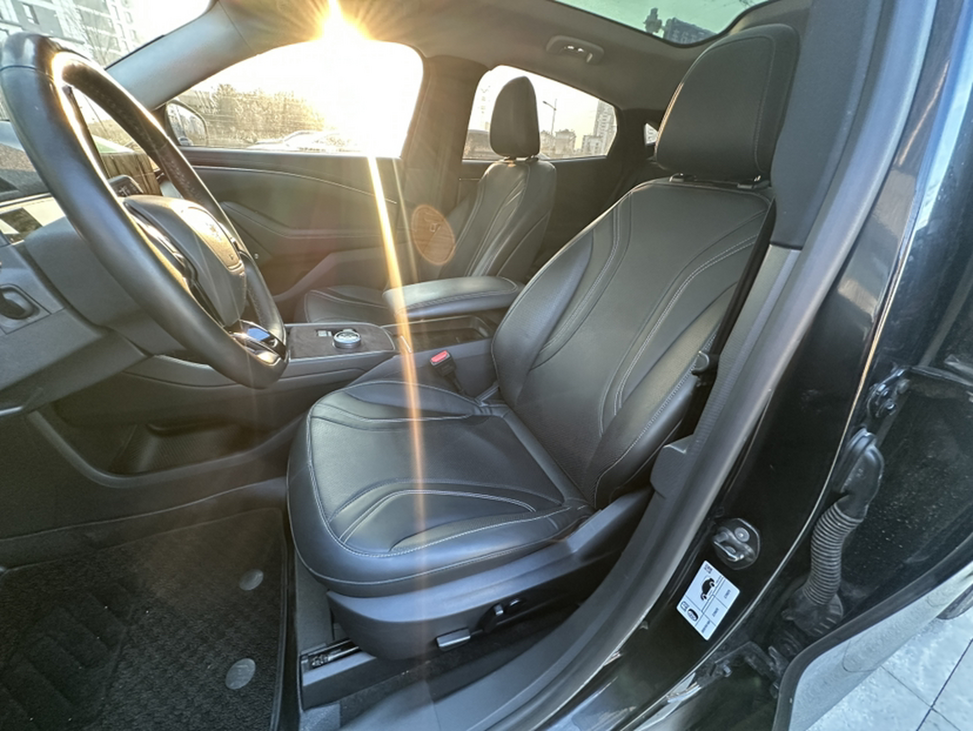 Переднее сиденье в автомобиле