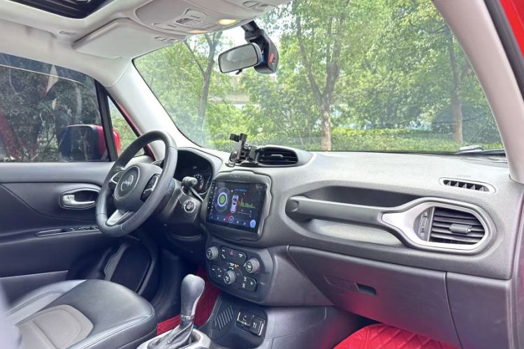 Used  Renegade 2019 220T Automatic Leading Edition
