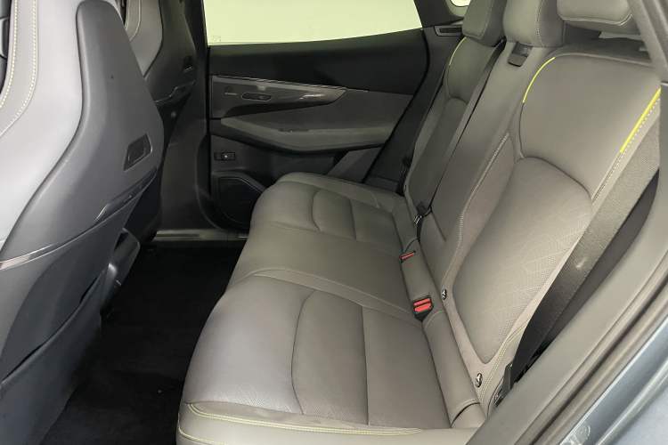 Used Lynk & Co 08 EM-P 2025 220 km All-Wheel-Drive Performance Halo
