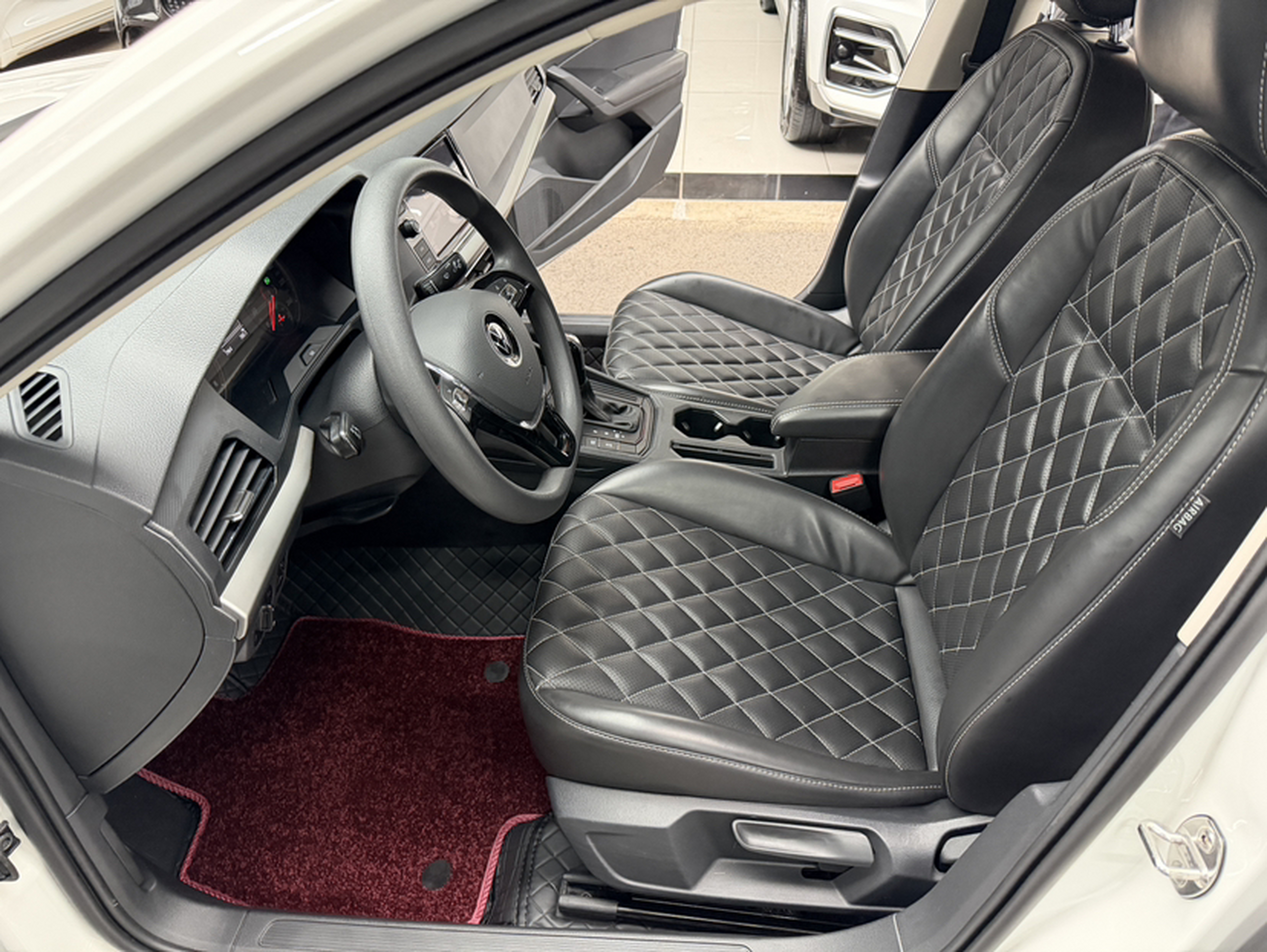 Переднее сиденье в автомобиле