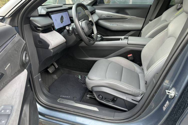 Used Lynk & Co 08 EM-P 2025 220 km All-Wheel-Drive Performance Halo
