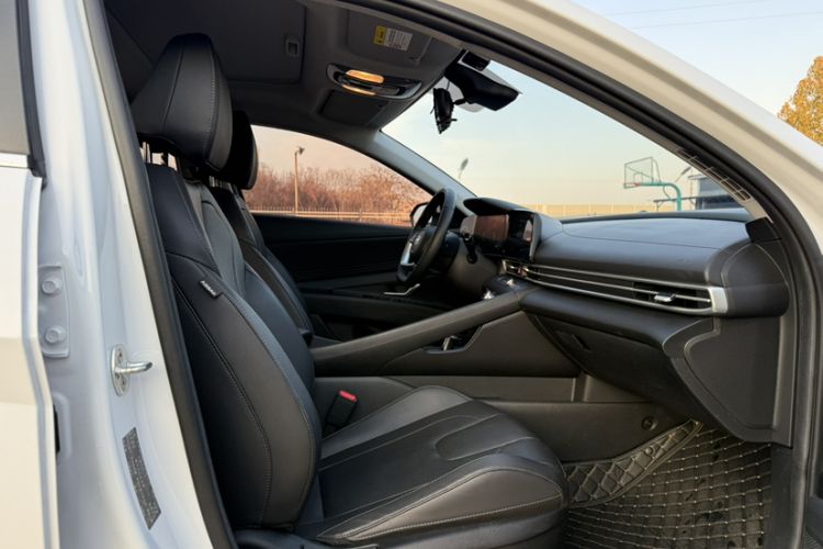 Used Hyundai Elantra 2023 1.5L CVT LUX Prestige Edition
