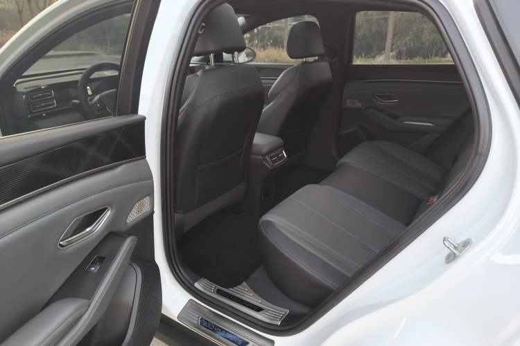 Used BYD Qin L 2025 DM-i Smart Drive 120KM Leading Model
