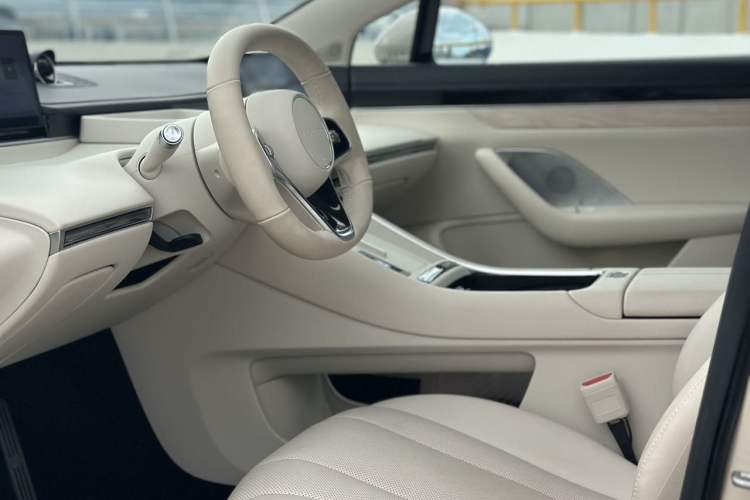 Used Hima Luxeed S7 2025 855 km Max
