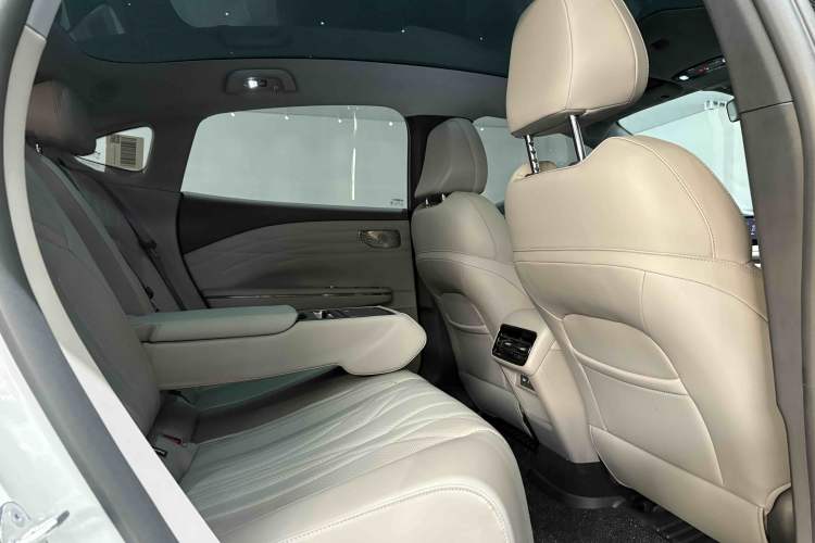 Used  Galaxy 8 2025 130km EM-i Deluxe Edition
