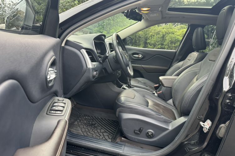 Used  Cherokee 2017 2.0L Superior Edition
