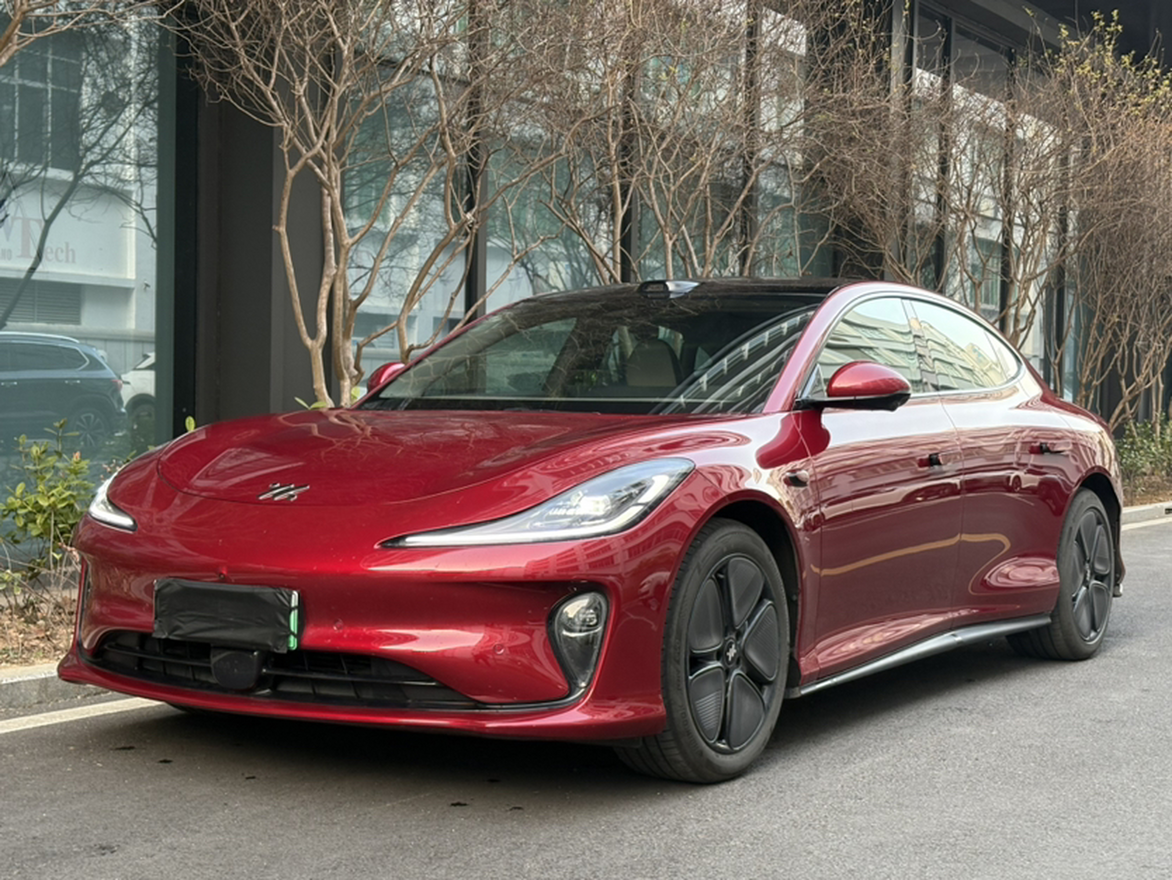 Под передней частью автомобиля