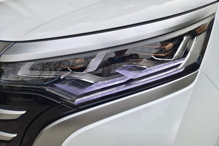 Used Denza D9 2022 DM-i 1040 Prestige Model
