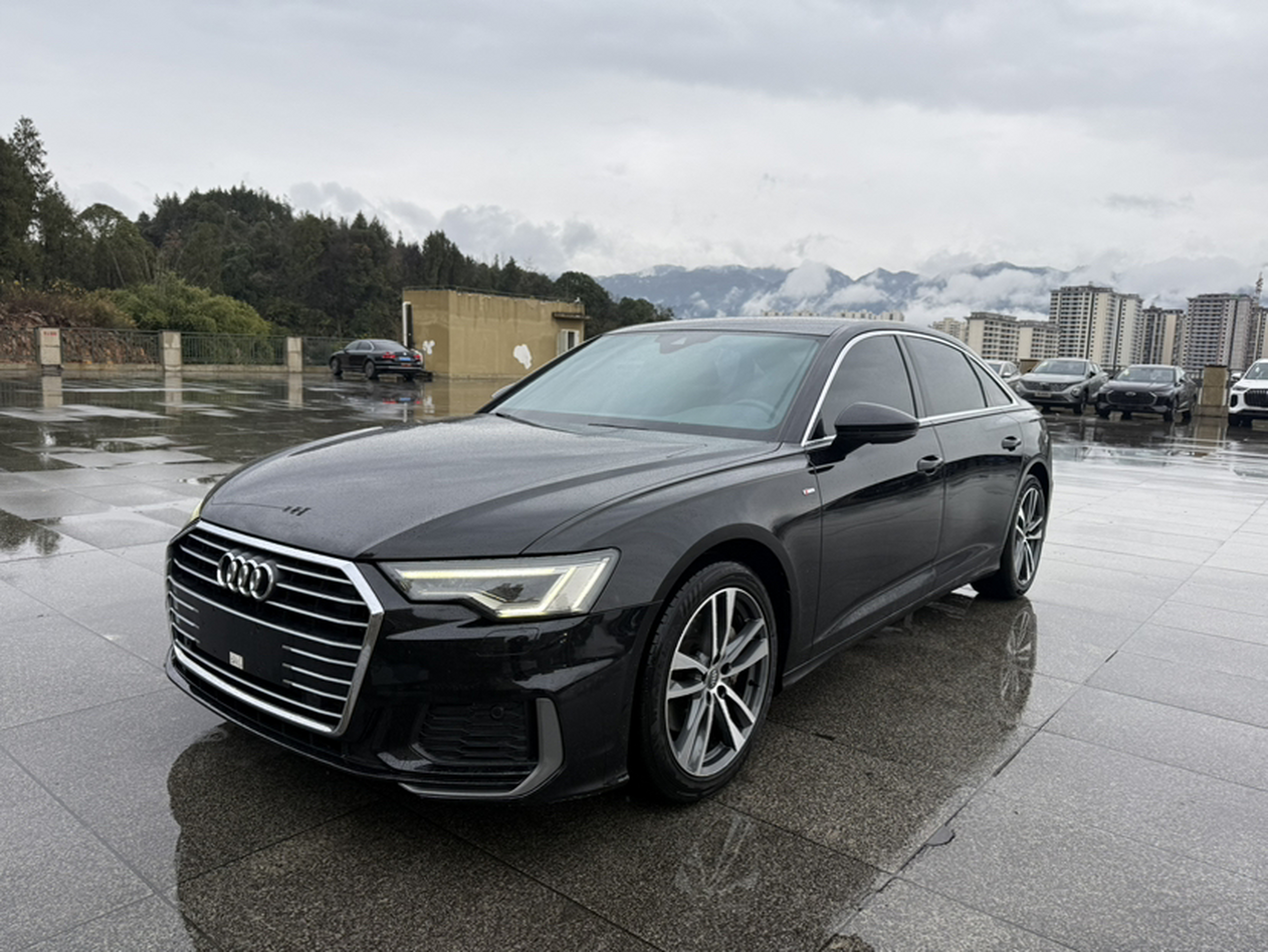 Под передней частью автомобиля