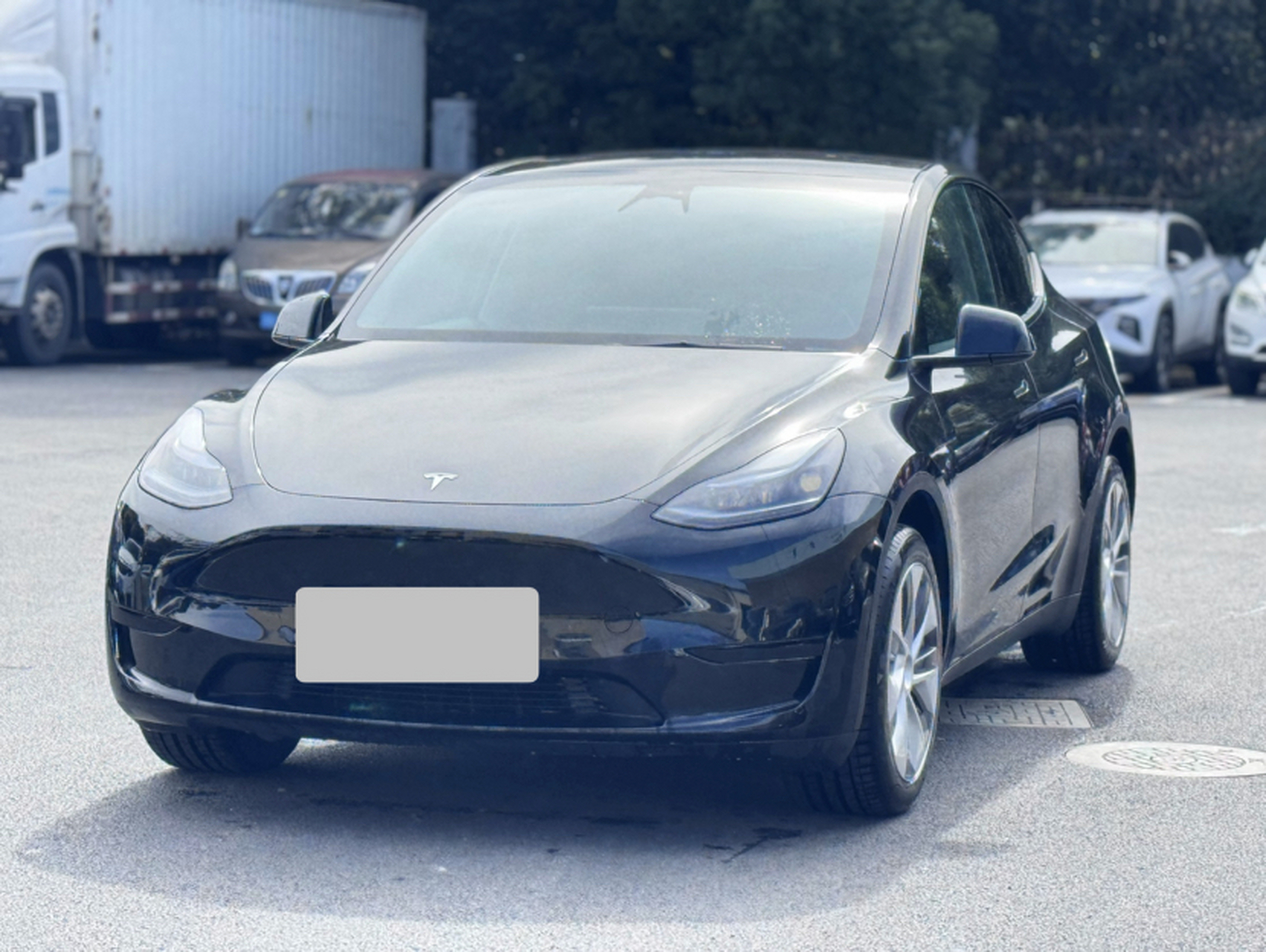 تحت مقدمة السيارة