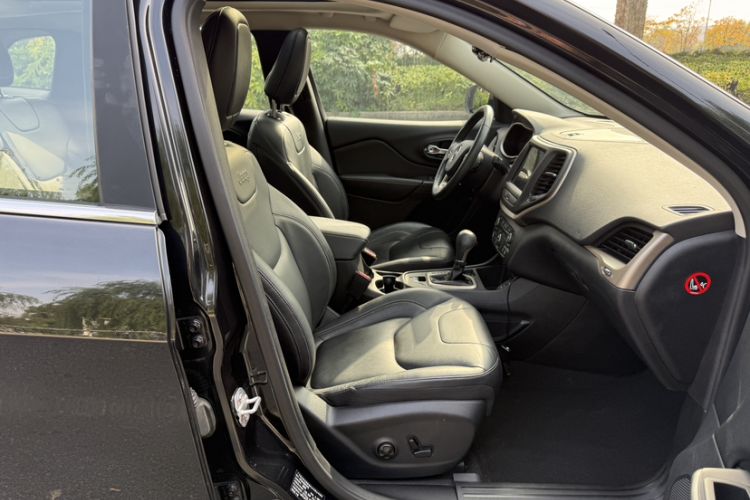 Used  Cherokee 2016 2.4L Leading Smart Version
