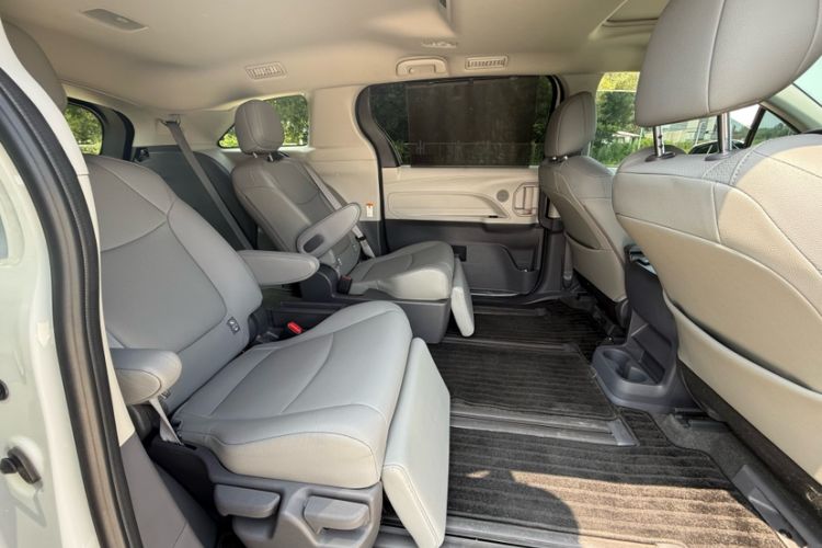 Used Toyota Granvia 2023 2.5L Hybrid Comfort Edition
