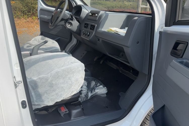 Used Wuling Yangguang 2024 300KM Comfort Version Passenger Van 75kW