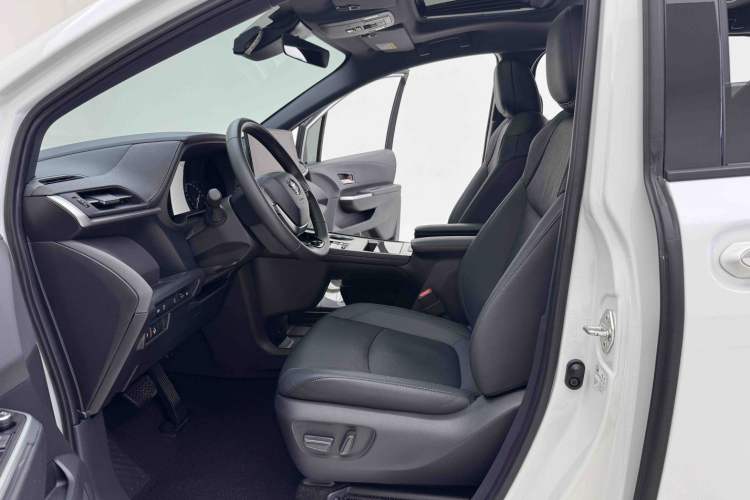 Used Toyota Sienna 2023 2.5L Hybrid Deluxe Edition
