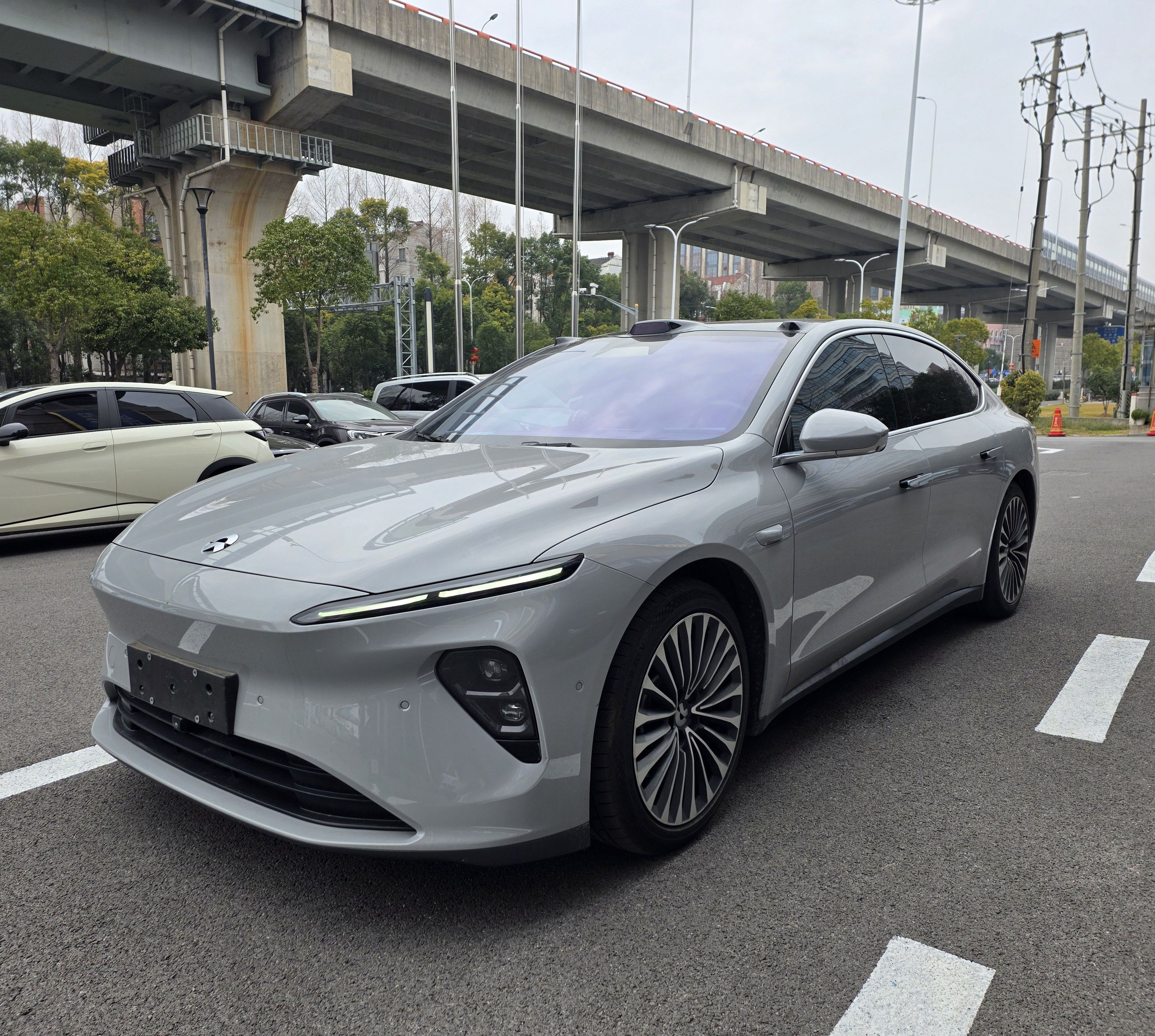 Под передней частью автомобиля