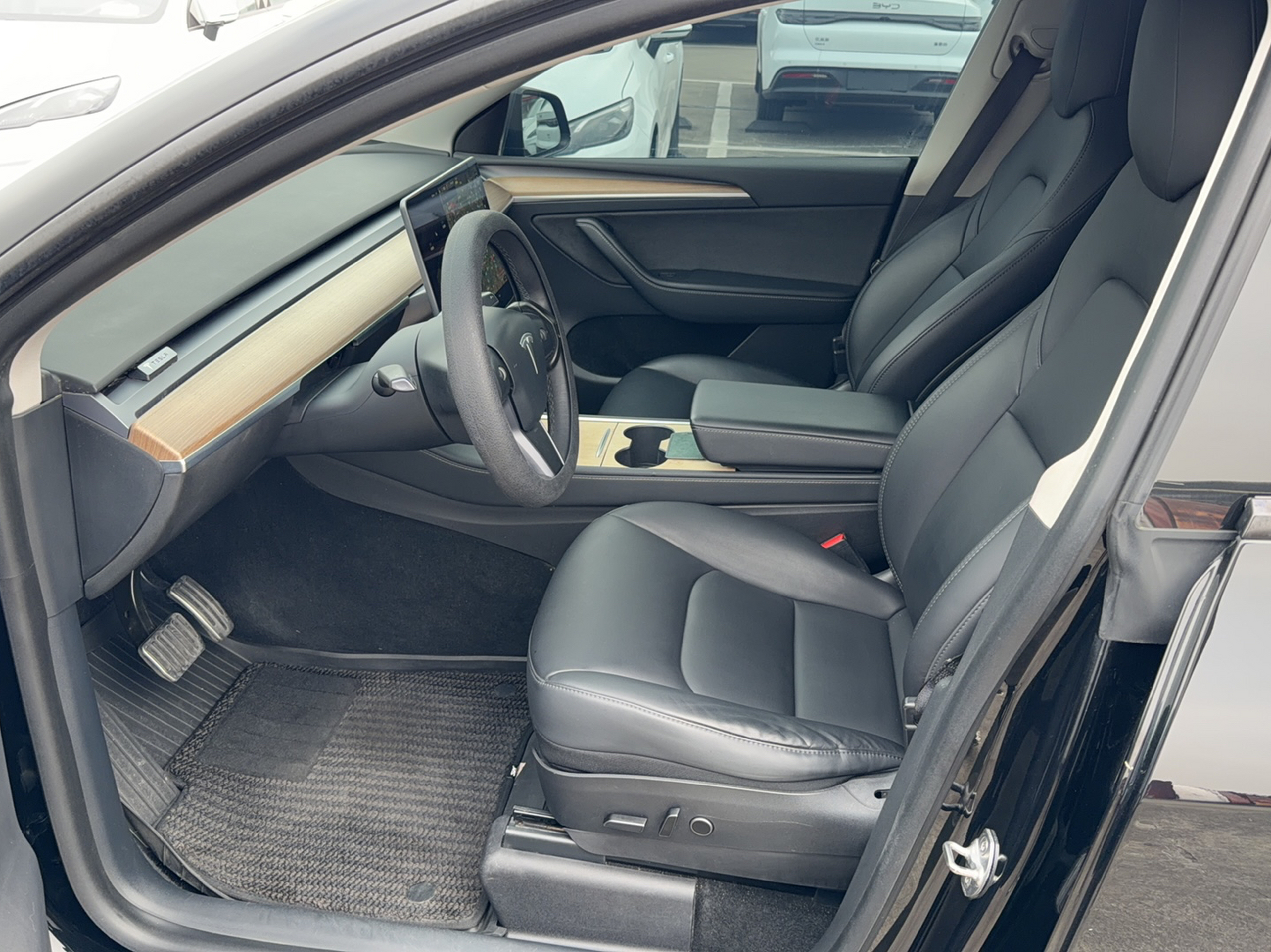 Переднее сиденье в автомобиле